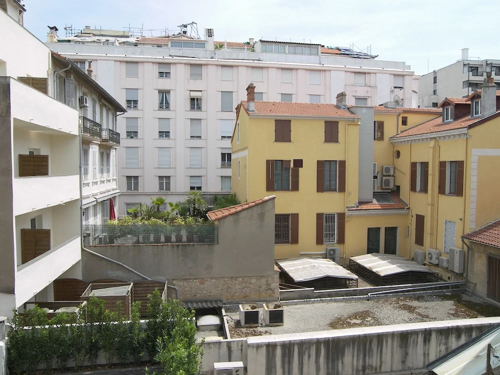 4 minutes walk to Palais Festivals