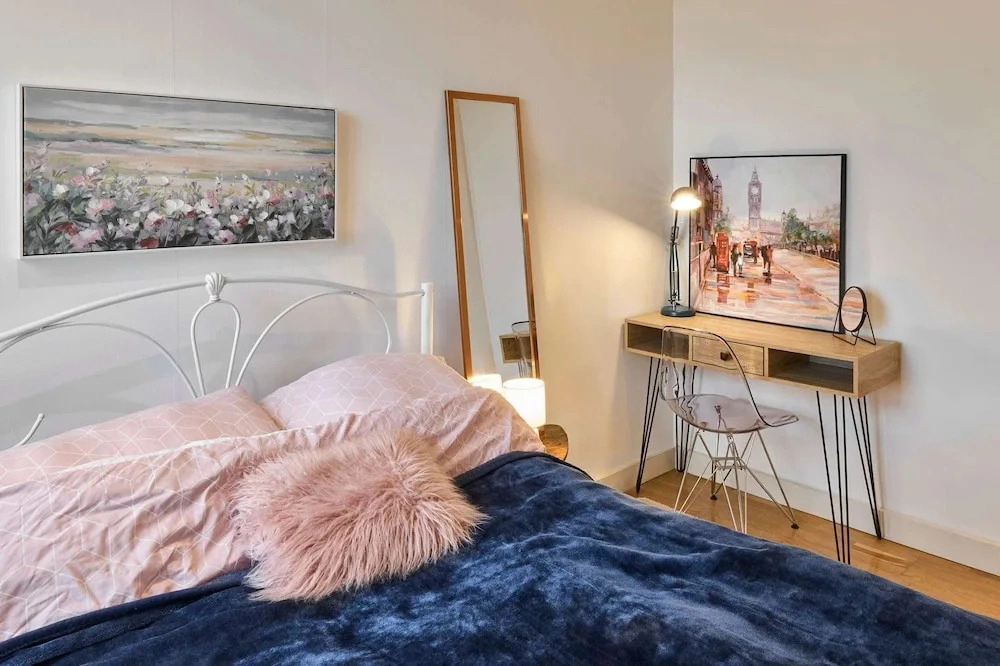 Host Stay - Canal View Apartment