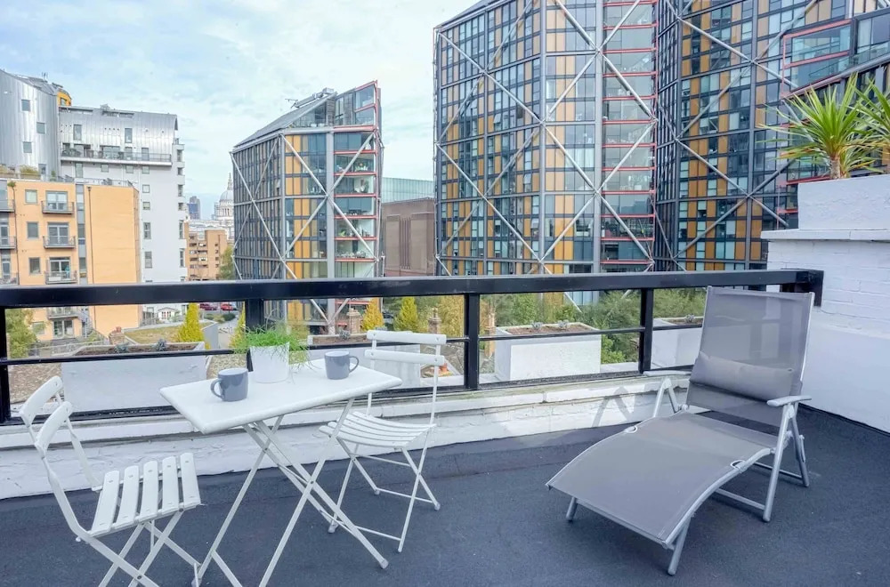 1 Bedroom Flat with Balcony Sleeps 4 in Southwark