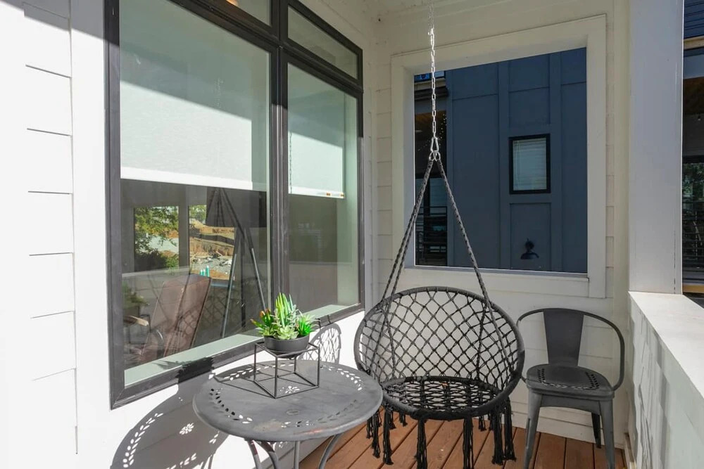 Ryman by Avantstay Centrally Located Townhouse w/ Stylish Interior & Porch Swings!