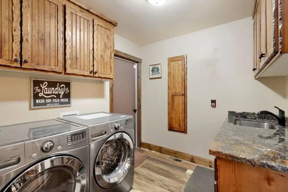 2080-eagle Point Lodge 4 Bedroom Home by RedAwning