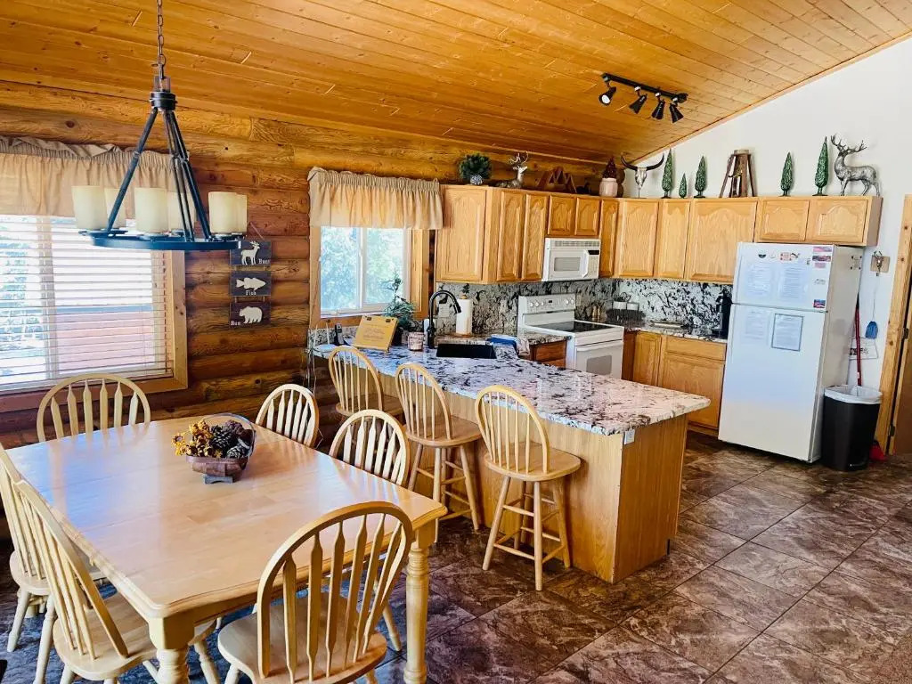 Adventure Awaits 3King Bed,2Bath Log Cabin in heart of Duck Creek Village
