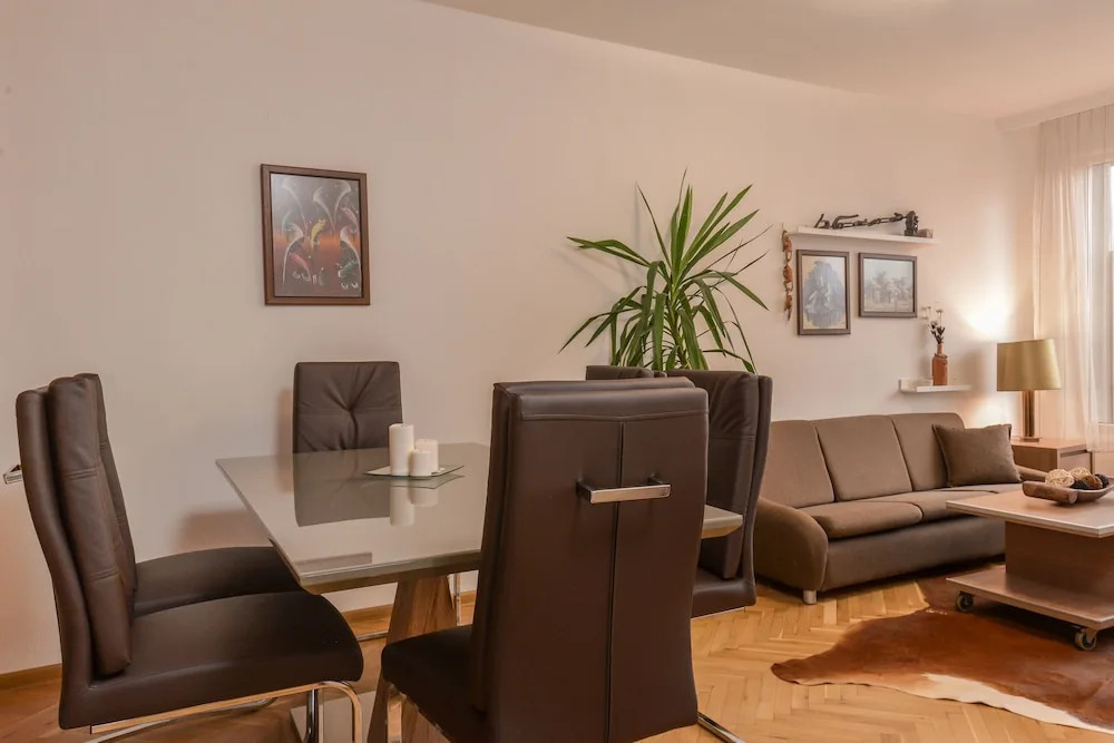 FM Deluxe 2-BDR Apartment - Our Home Is Your Home