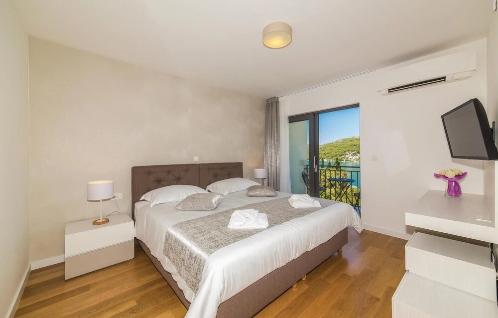 Beautiful Home In Seget Vranjca