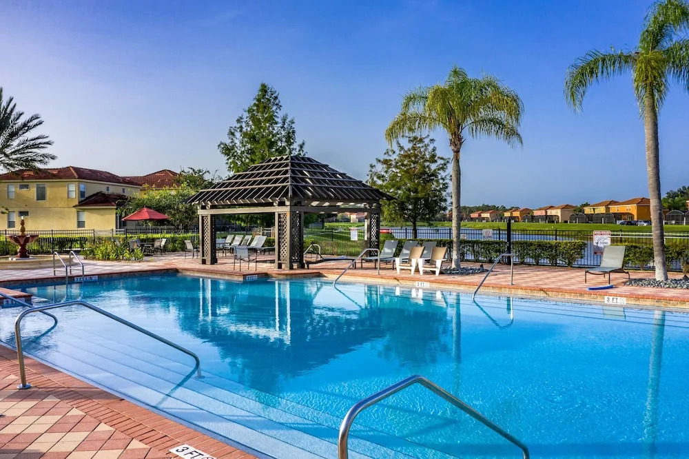 Fantastic Townhome With Pvt Pool and Lake View Near Disney by Redawning