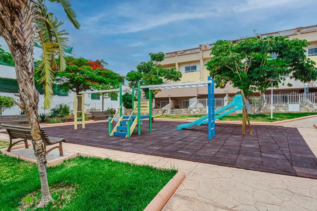 YELLOW 3 bedroom large apartment for 10 guests