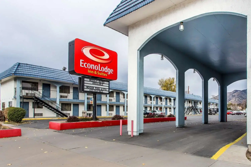 Econo Lodge Inn & Suites