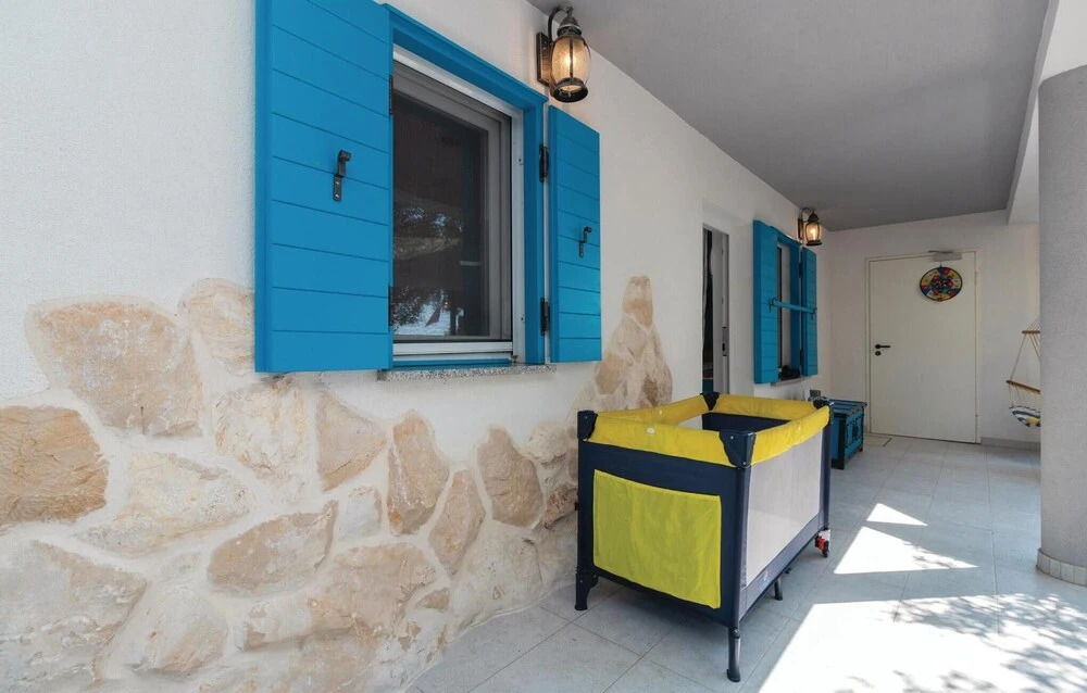 Four-Bedroom Holiday Home In Zdrelac
