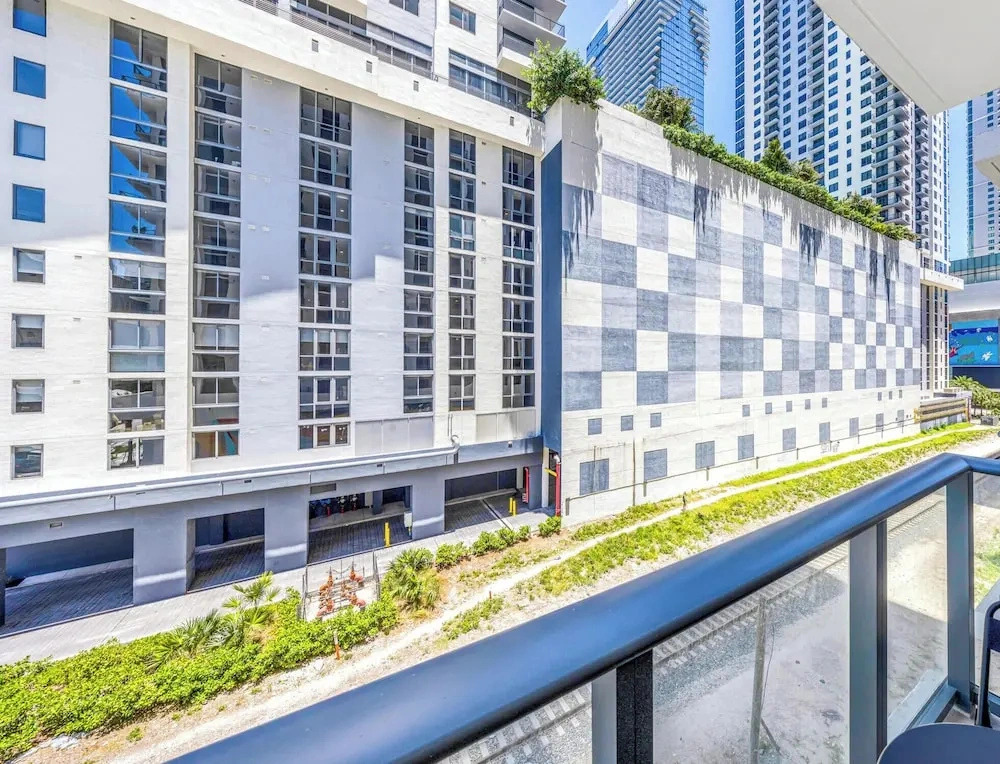 Elite 1BR & Rooftop Pool in Miami