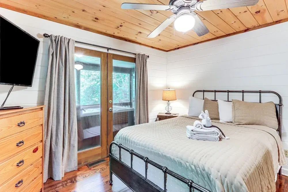 Creek Front Cabin w/ Hot Tub+fire Pit