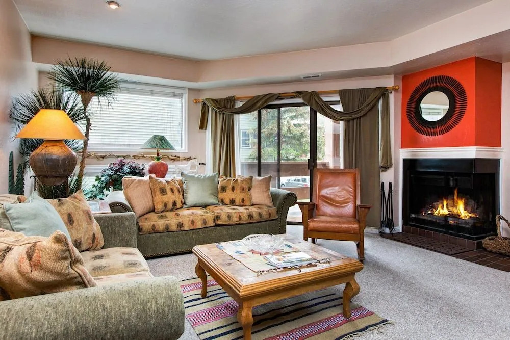 3BR 2BA Cozy Park City Condo by RedAwning