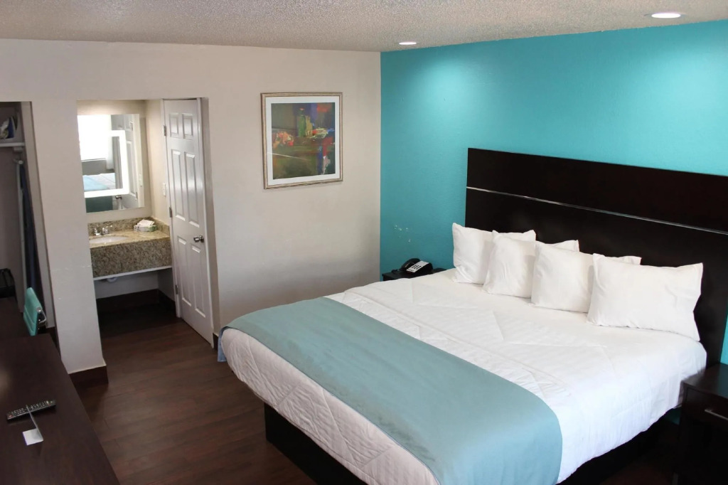 Spanish Trails Inn - Laredo Hotel