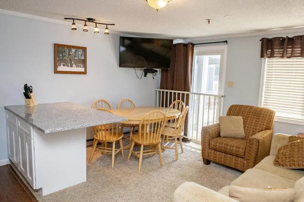 Stroll to Slopes, Village Area, Ski in-out MtLodge 151