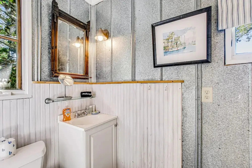 Charming Getaway w/ a Kitchenette & Free Wifi - Walk to the Beach