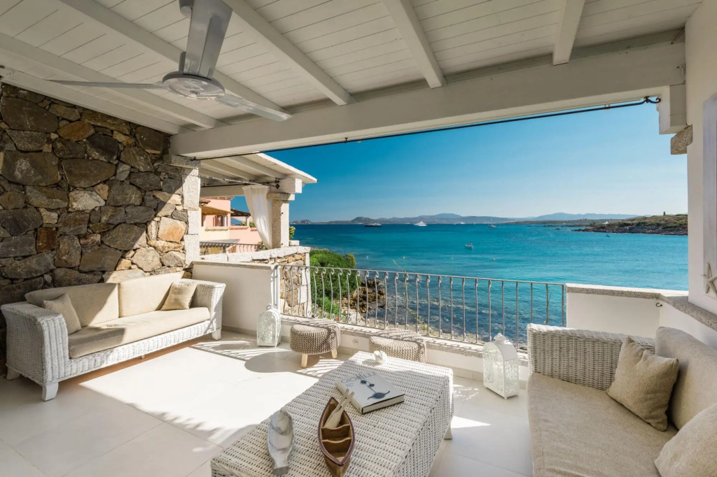 The apartment is located in the first row and directly overlooks the sea, being on the first floor a-S'Abba 81