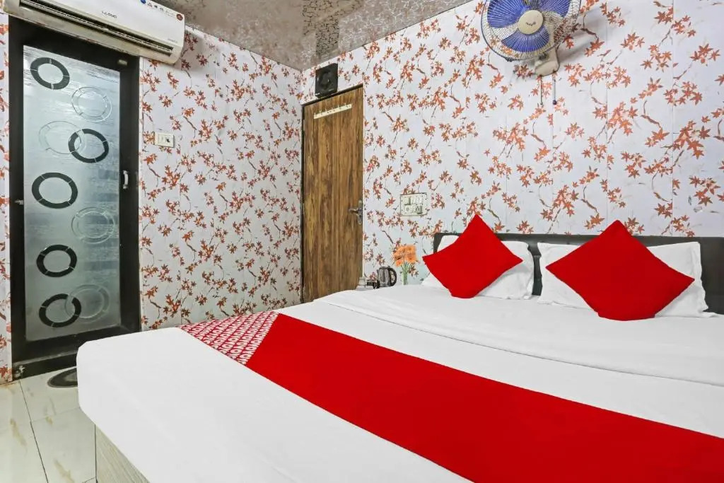OYO Flagship 80682 Hotel Golden Residency