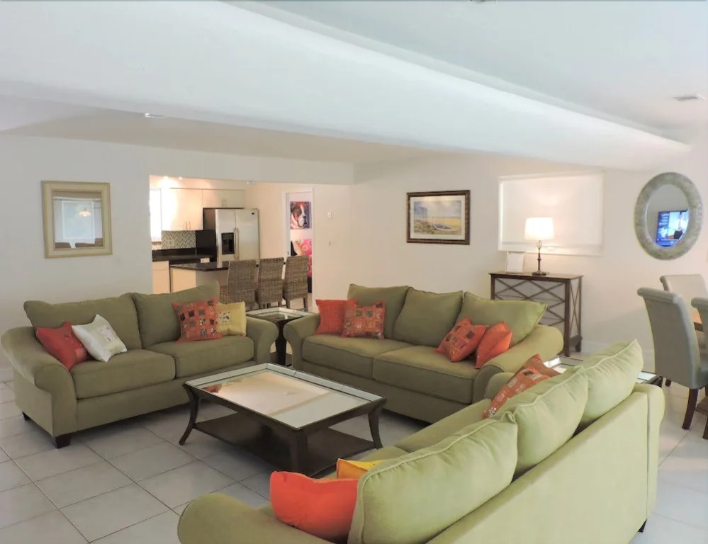 Malibu House 4/3 FOR 10, Close to Beaches, Pool