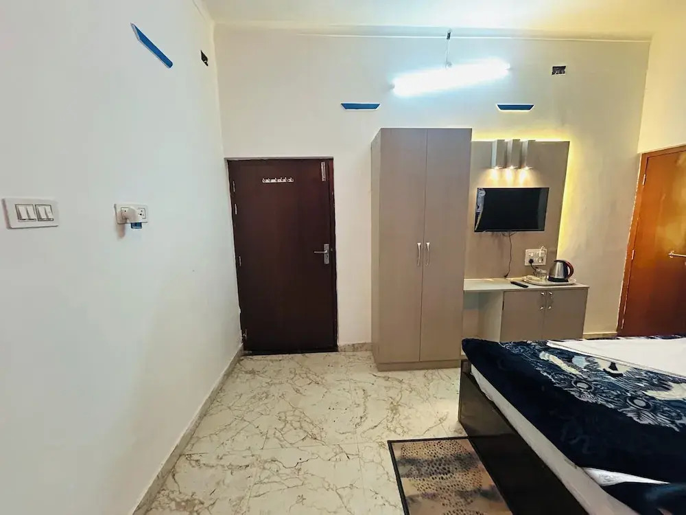 Divya darshan stay, 150m from Ram janam bhoomi ayodhya