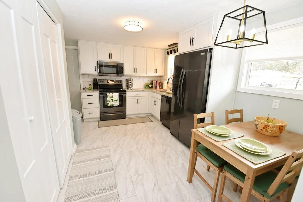 Modern Home Just Mins to Notre Dame 52723