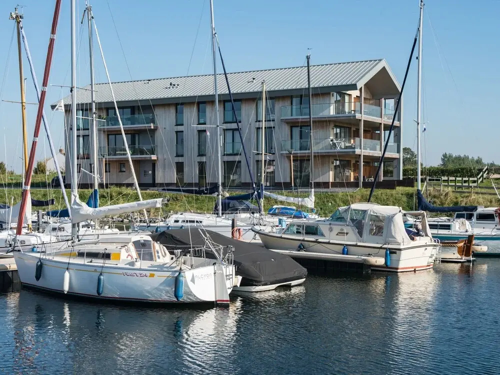 Beautiful apartment with beautiful views of the lively marina