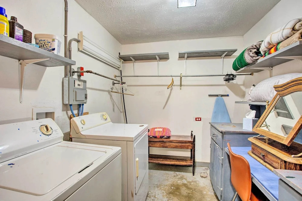 Pet-friendly River District Gem 5 Mi to Stockyards