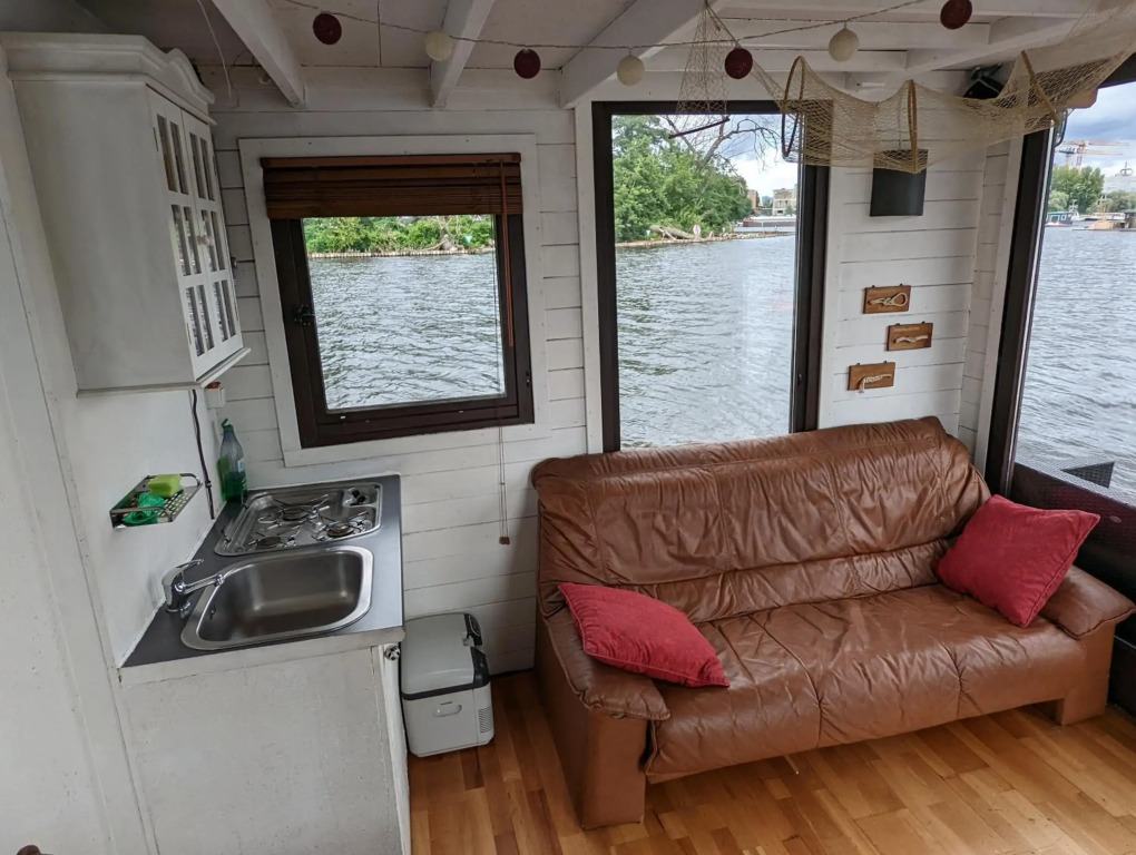 Gemütliches Hausboot mit Kamin in Berlin
