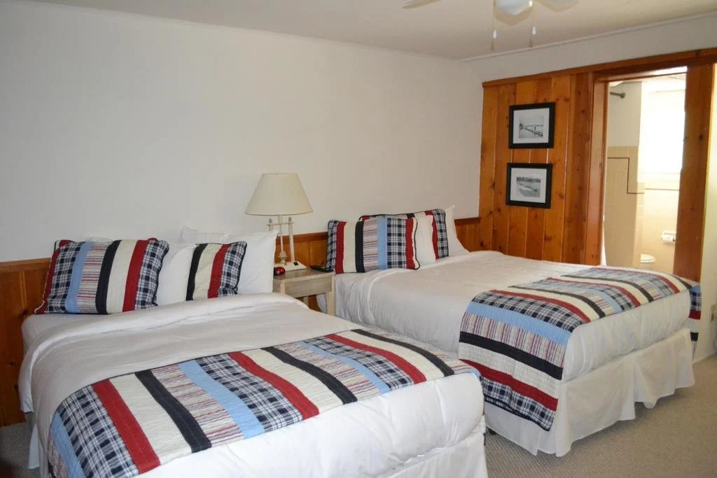 Buzz's Lakeside Inn