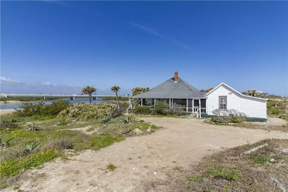 The Historic Lodge, 5 Bedrooms, Sleeps 10, Ocean Front, WiFi