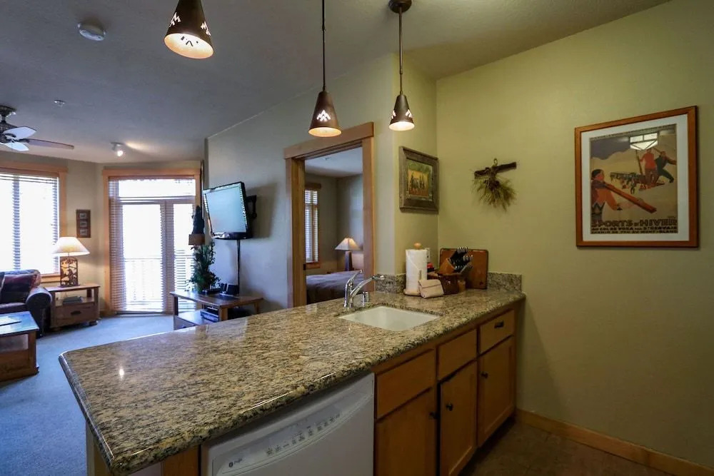 Sunstone 208 Updated Ski-In Ski-Out Condo At Sunstone Lodge with Great Complex Amenities by RedAwning