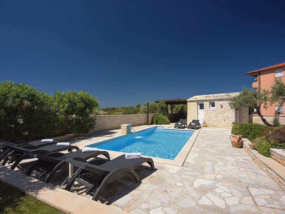Beautiful Villa With Garden, Private Heated Pool, Whirlpool, Sauna, Near Rovinj