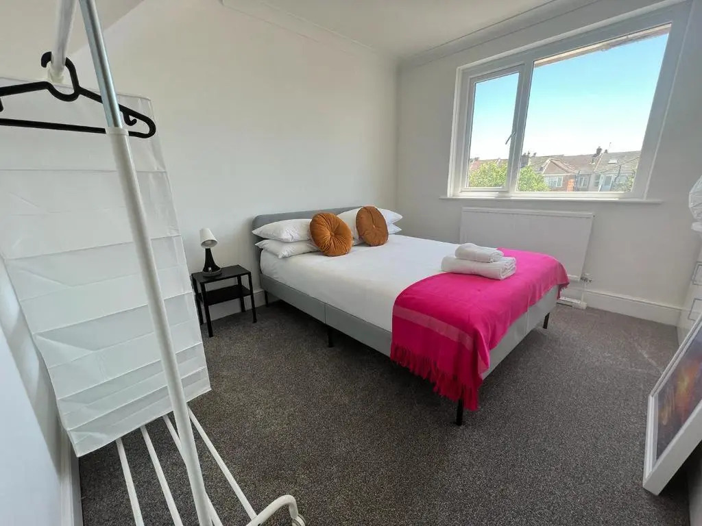 Stunning 2 Bed, 2 storey flat with free Parking