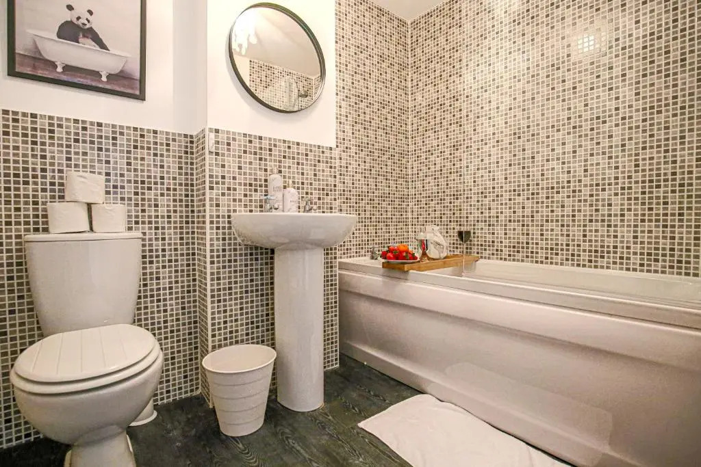 Luxury 5 Bedroom 3 Bathroom House with Smart TVs, Super Fast Wifi, Free Parking and Garden by Yoko Property