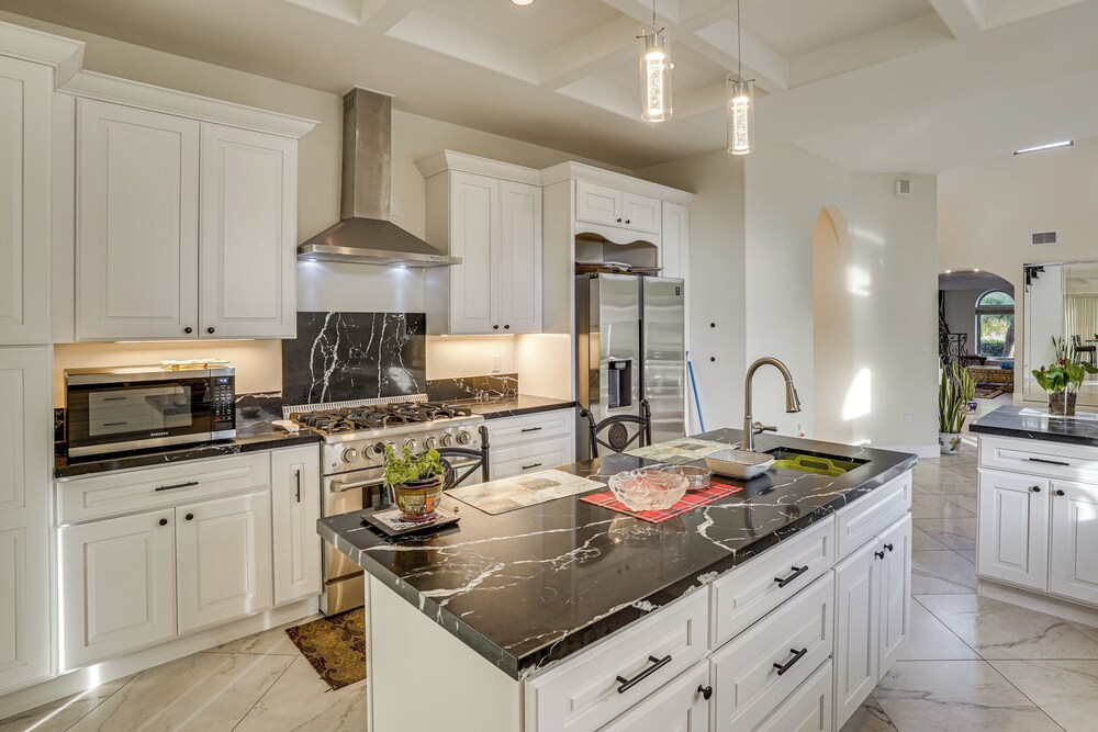 4 Mi to Dtwn Long Beach: Private Poolside Oasis!