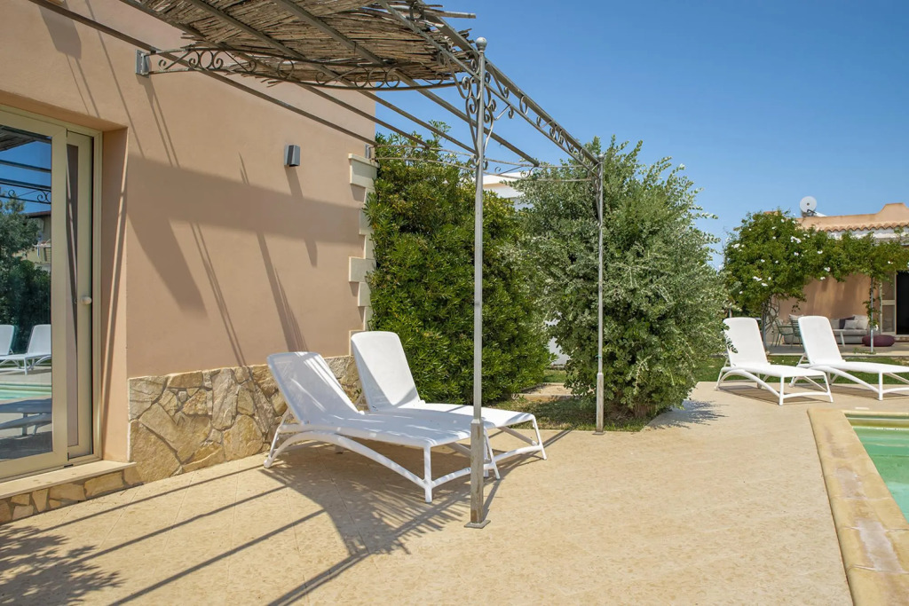 Villa Bouganville con piscina by Wonderful Italy