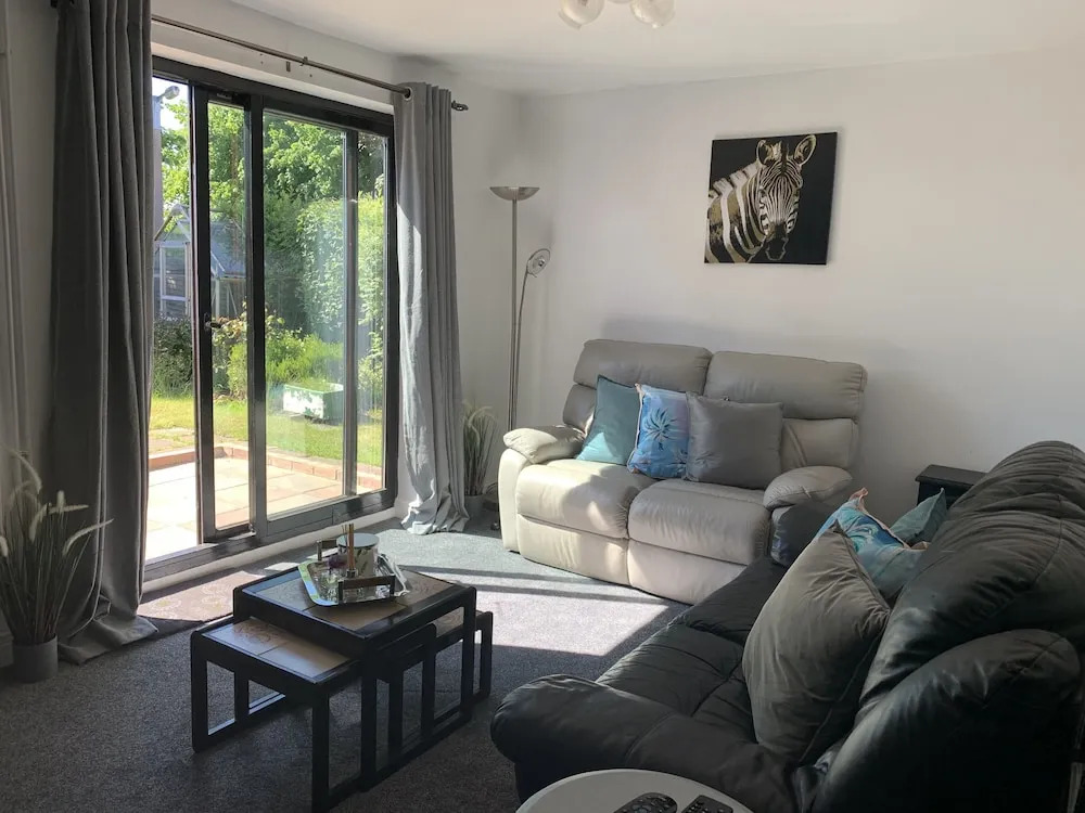 House - Sleeps 5 parking & private garden