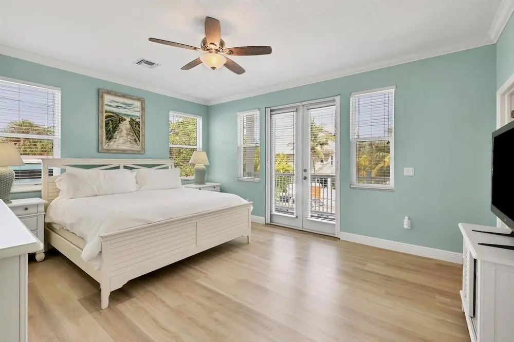 Aqua Vista 4 Bedroom Home by RedAwning