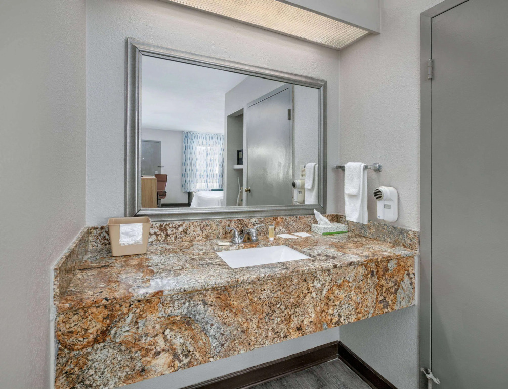 Days Inn by Wyndham Greenville MS