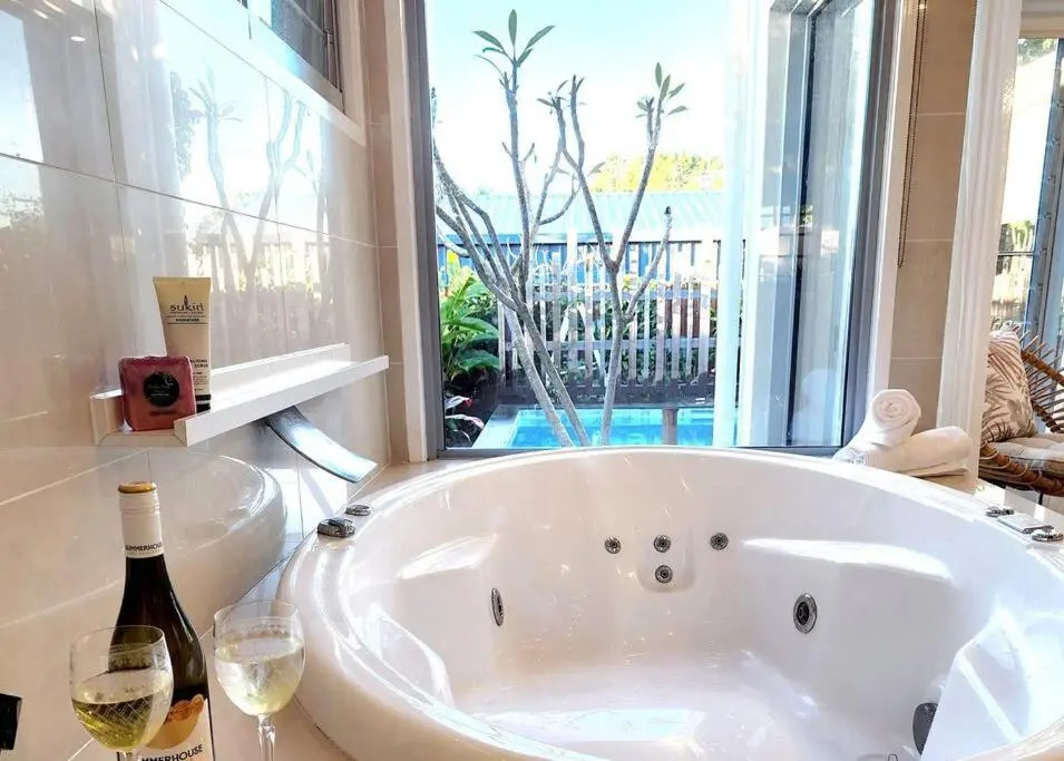 Beachside Tropical Oasis with Pool 4 Bed / 3 Bath