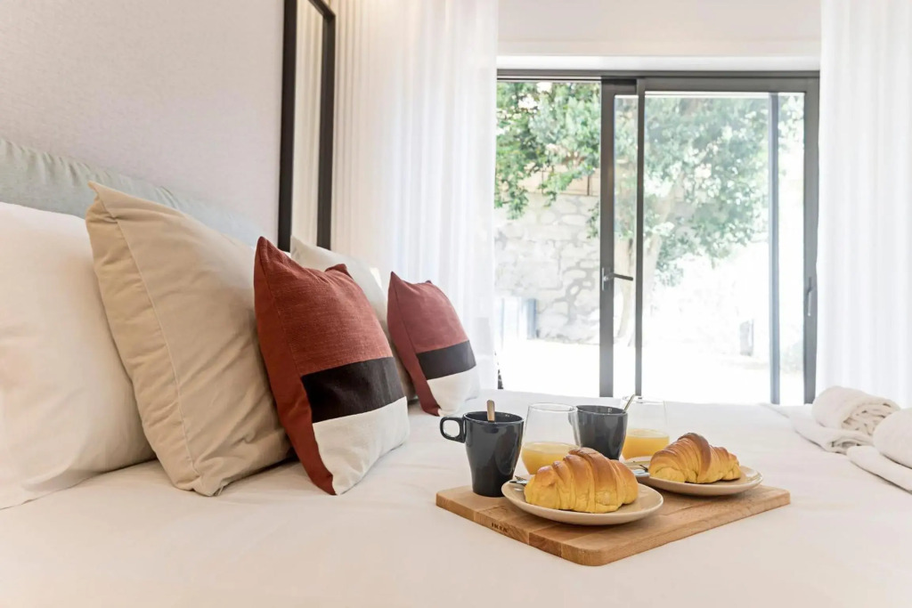 Paraíso -1B w/ AC & Patio by LovelyStay