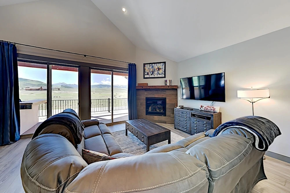 Brand-new Townhome W/ Private Balcony & Fireplace 3 Bedroom Townhouse