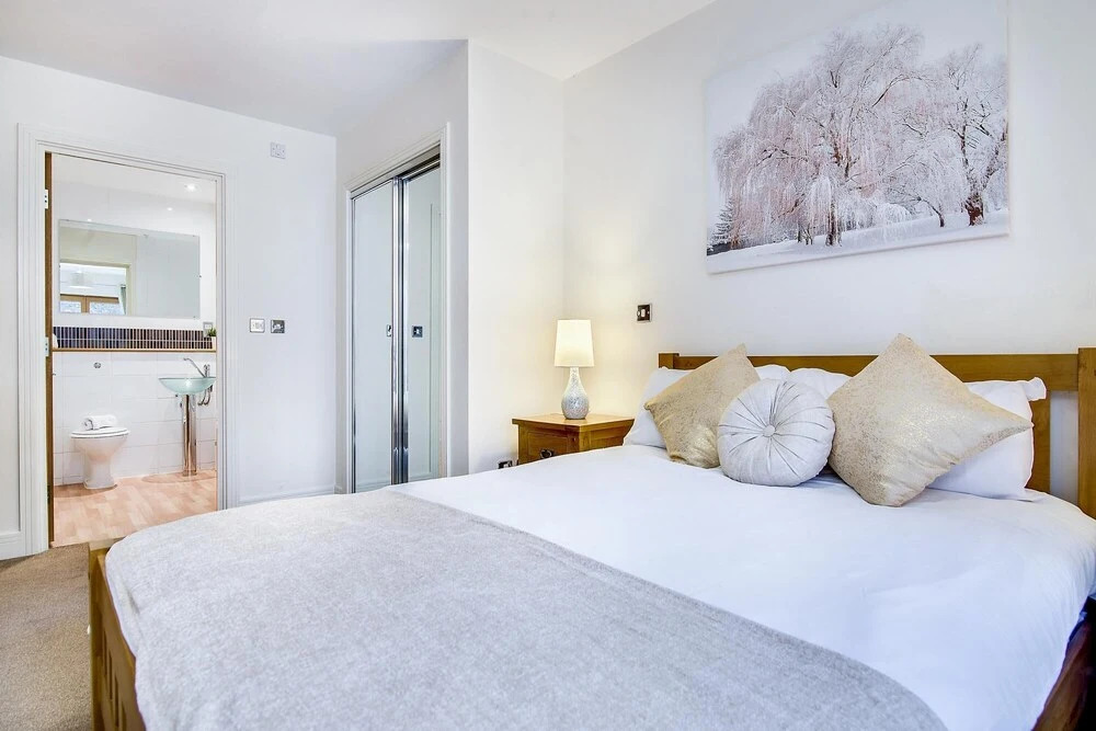 Free Parking Two Bedroom Apartment