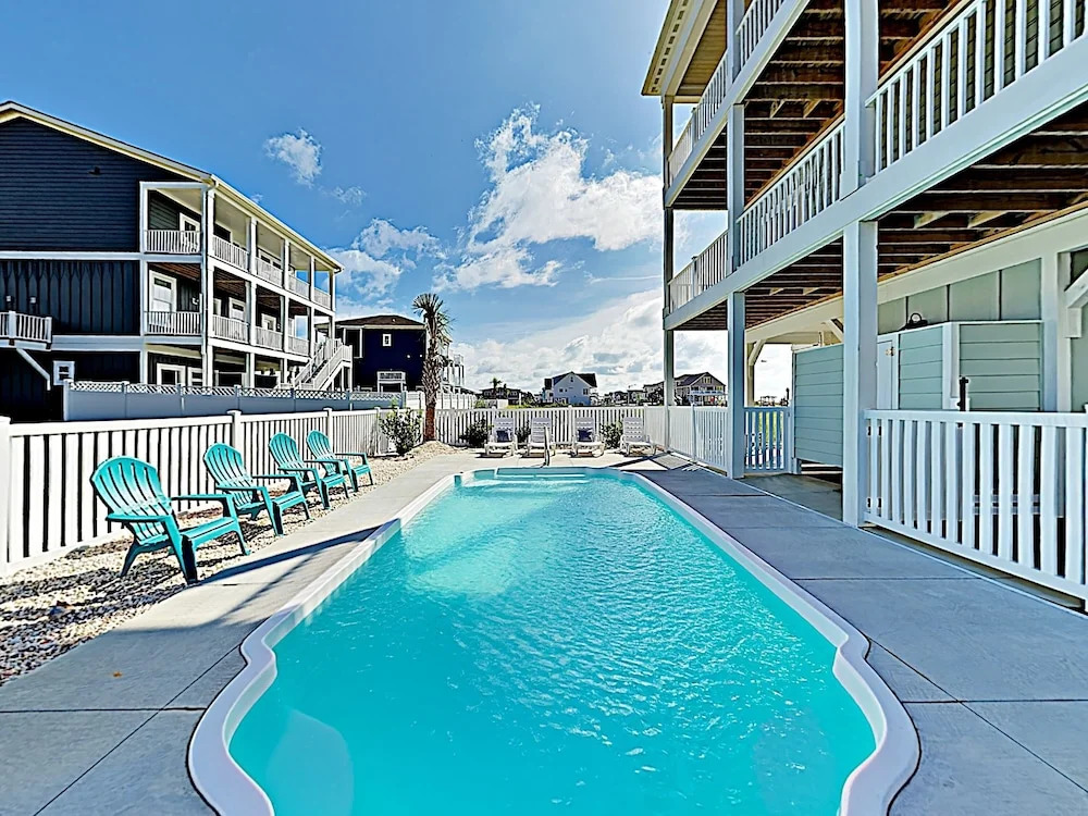 Chic Coastal W/ Pool, Ocean Views, Near Beach 4 Bedroom Home