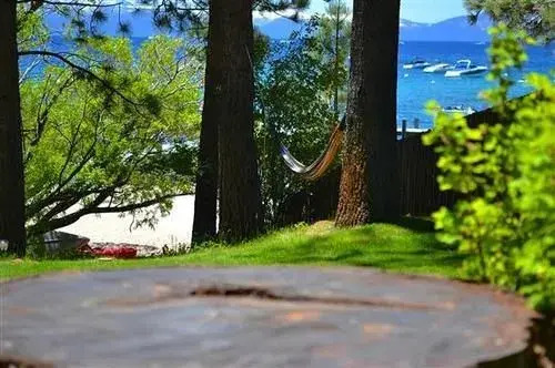 Twin Top Lakefront 6 Br Cabin by RedAwning