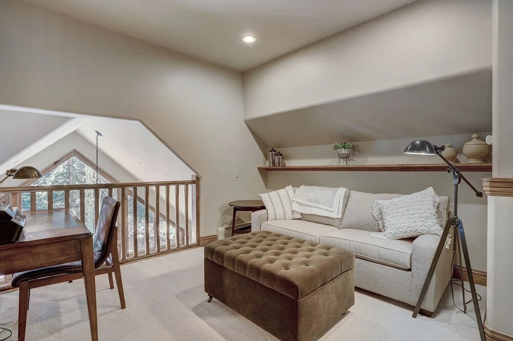 High Ceilings, Natural Light- 3 Bedroom Arrowhead Village Condo