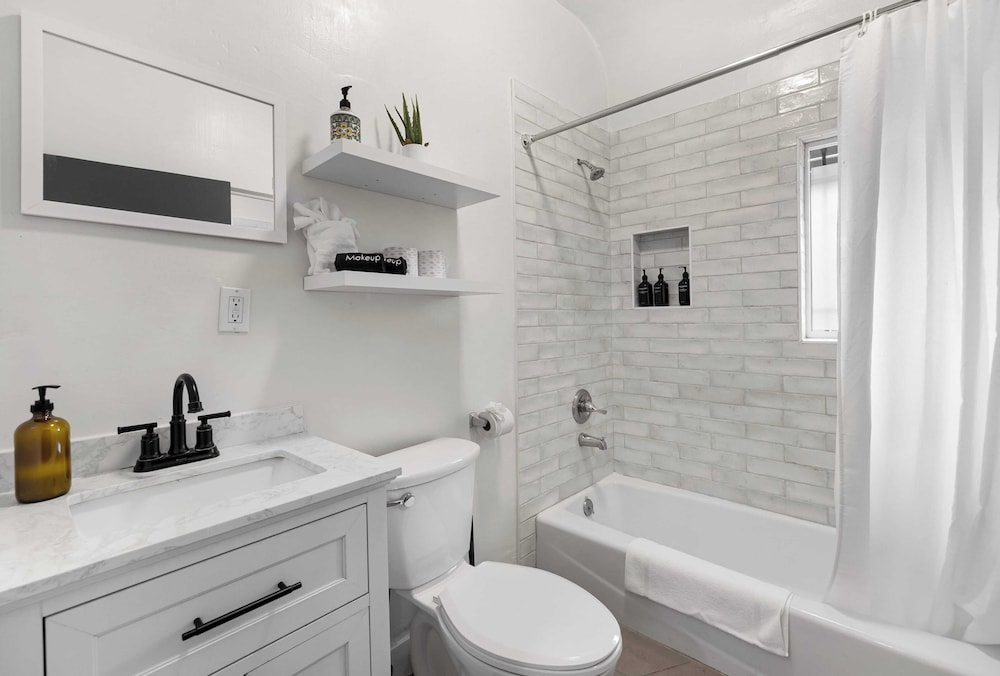 10mins to Rodeo Drive, 15mins to Venice Modern 4bdr Shenandoah by Avantstay