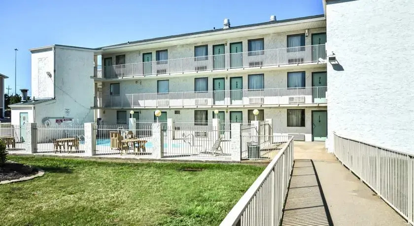Motel 6 Topeka West