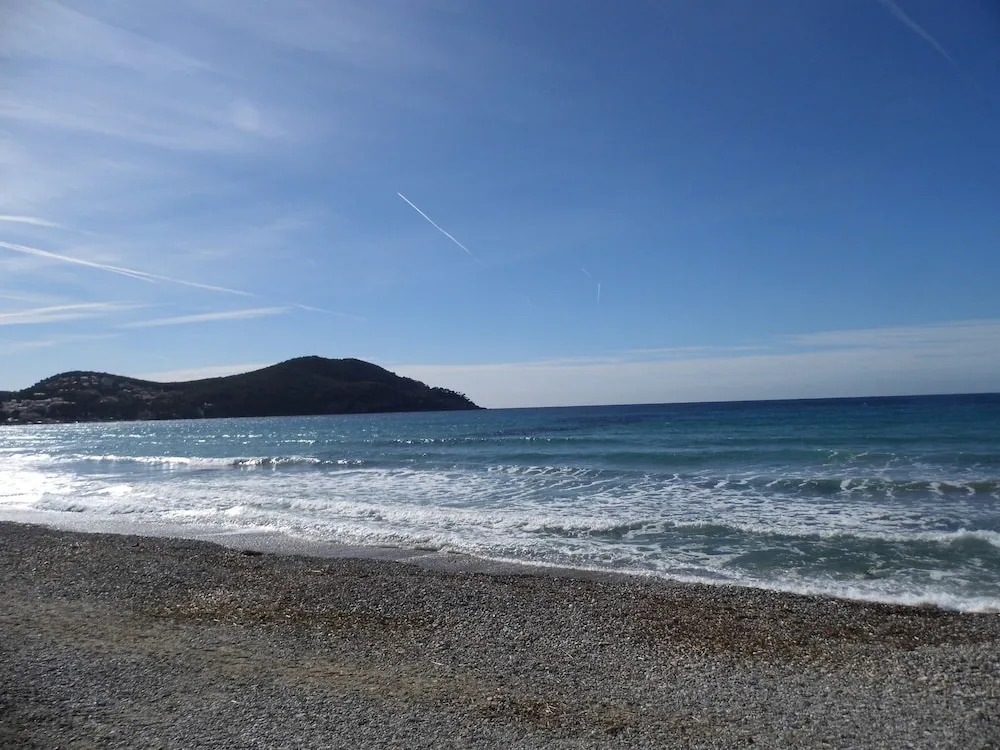 Apartment With 2 Bedrooms in Saint-cyr-sur-mer, With Pool Access, Furn