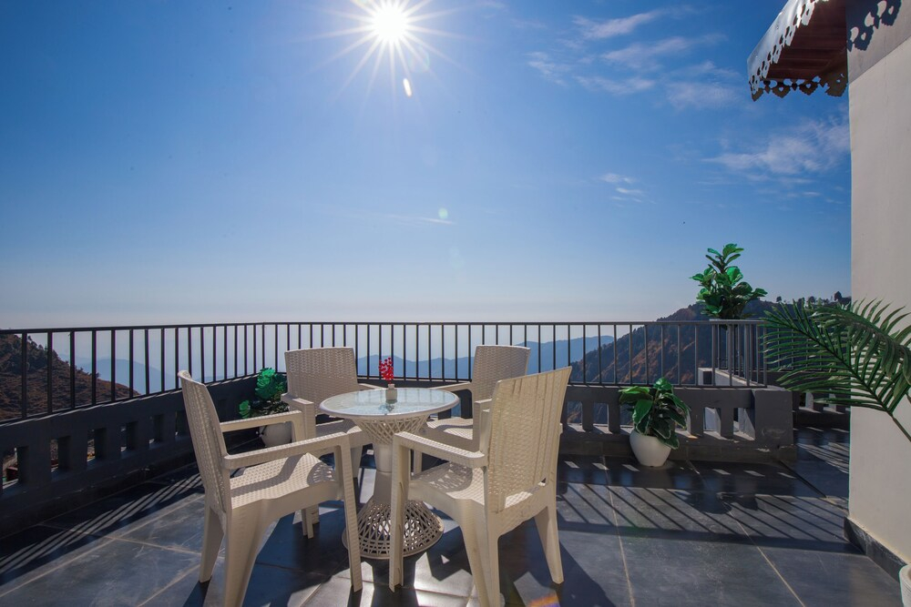 Alaya Stays Evara - 2 BHK Hilltop
