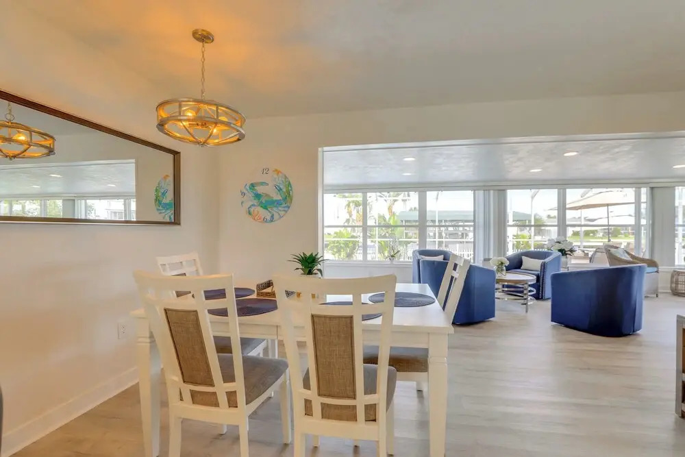 Canal-front Haven: Pool, Dock & Lanai in Palmetto