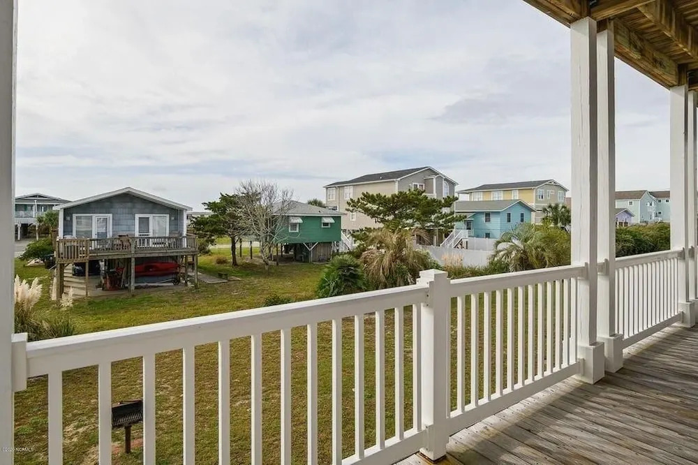 Holden' A Full House 4 Bedroom Home by RedAwning